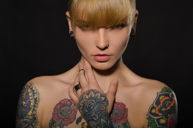 Influenserka ostala bez mesta za tetovaže na telu, pa se pohvalila tetovažom na licu