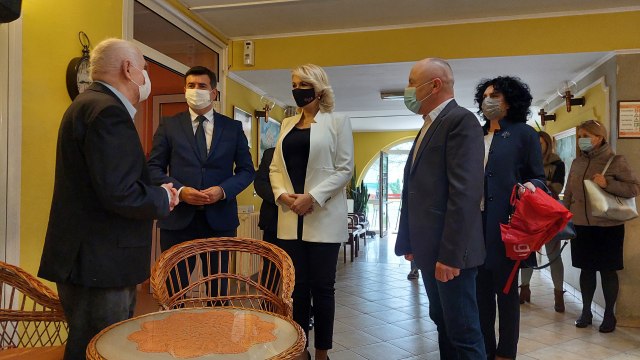 Ministarka Kisić Tepavčević i Đerlek obišli starački dom u Rumi - podeljeni vitaminski paketi