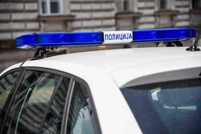 Beograd: Mladić dao gas i vukao policajca, a onda udario u drugi auto VIDEO