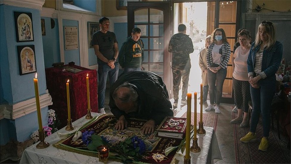 Veliki petak u fotografijama: Pravoslavni vernici obeležavaju najtužniji dan u hrišæanstvu