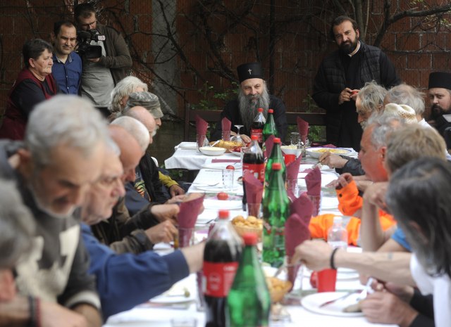 Srpski patrijarh sa beskućnicima i bolesnim mališanima VIDEO/FOTO