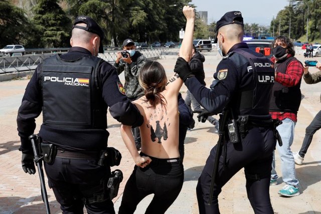 Hapšenje feministkinja u Madridu; Obnažene poslale poruku - „To nije patriotizam, to je fašizam“