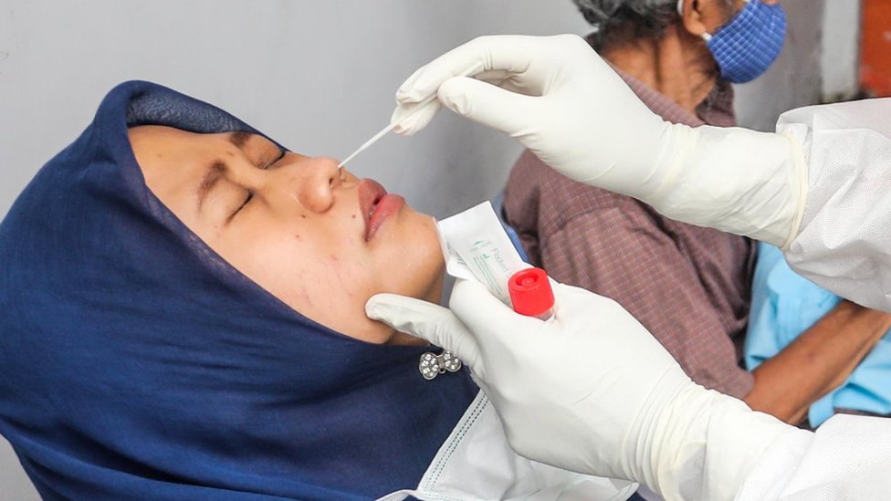 Korona virus, testovi i Indonezija: Oko 9.000 putnika testirano korišæenim štapiæima za briseve