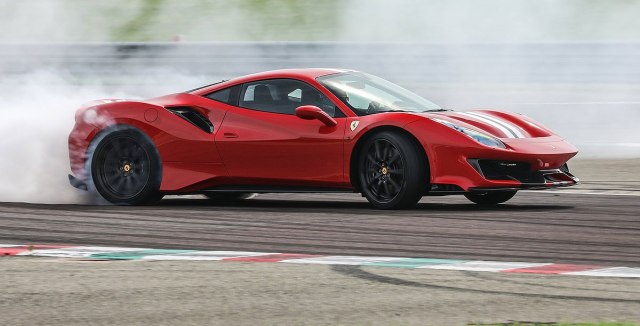 Iz čista mira slupao potpuno nov Ferrari VIDEO