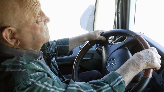 Najstariji kamiondžija u Srbiji: Ima 85 godina i dalje vozi šleper FOTO
