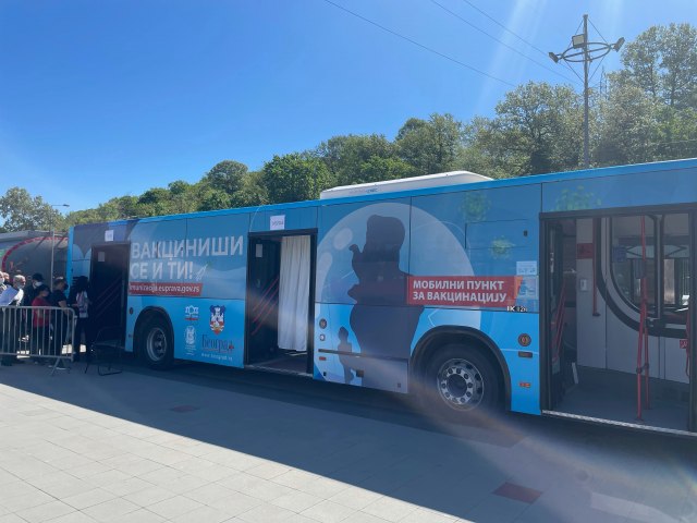 Mobilni autobus za vakcinaciju danas ispred TC "Big" u Rakovici FOTO