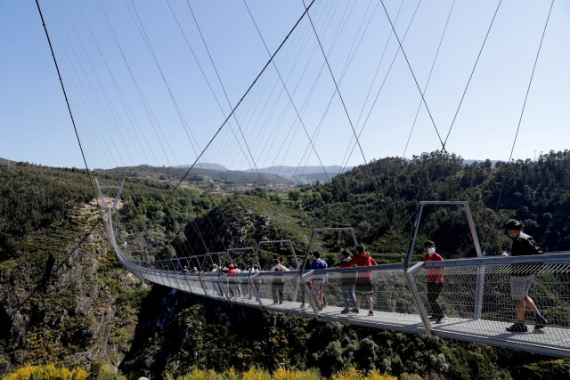 Najduži viseæi pešaèki most na svetu: Da li biste imali petlju da ga preðete? FOTO