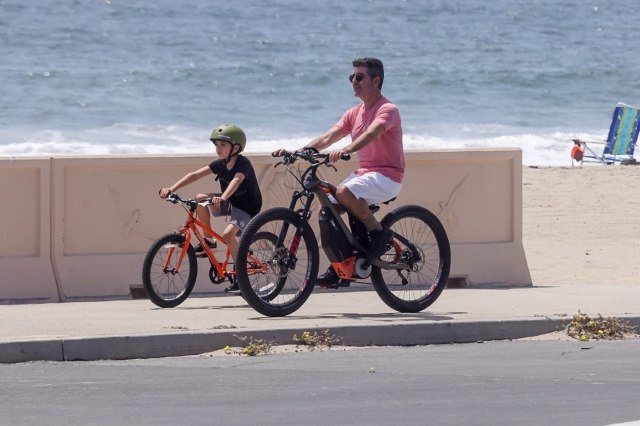 Oporavljeni Sajmon Kauel u vožnji biciklom sa sinom