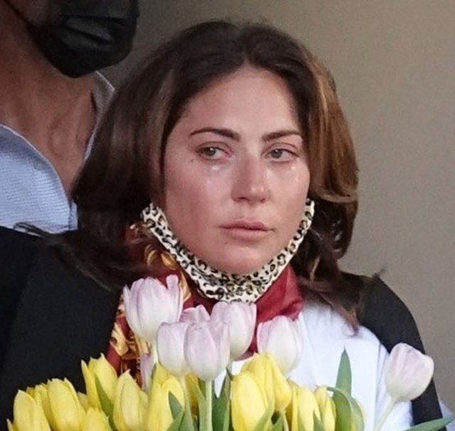 Fanovi u èudu: Ledi Gaga baca cveæe kao da hrani golubove, u suzama napustila hotel FOTO
