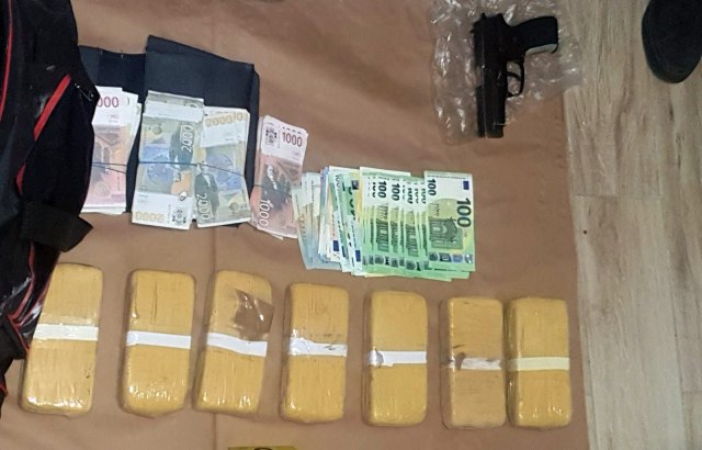 Beogradska policija zaplenila više od pet kilograma heroina: Pronaðeni i revolveri, škorpion, eksploziv FOTO