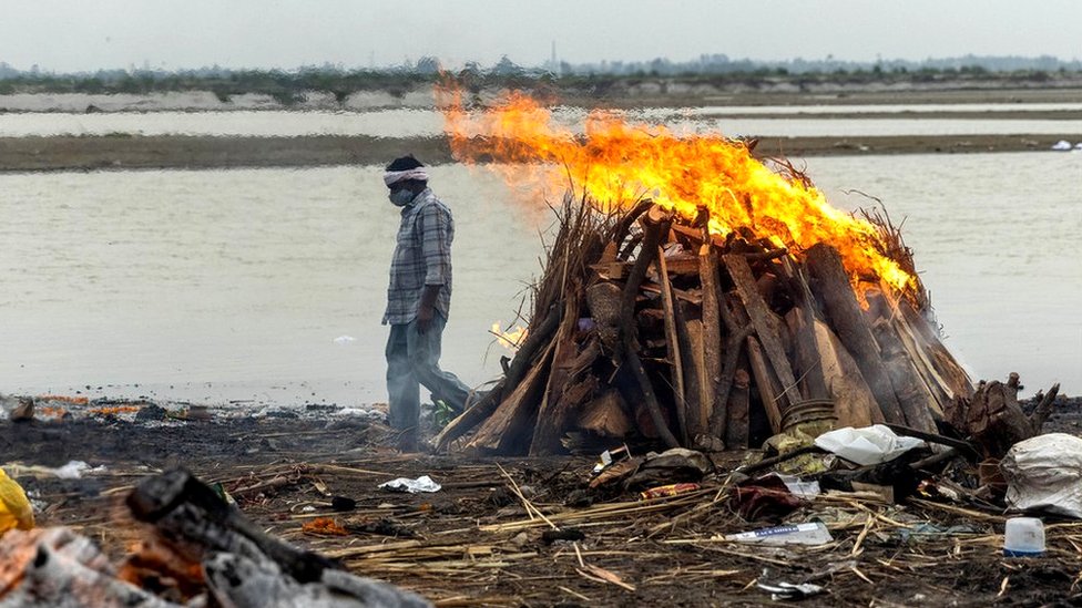 Korona virus i Indija: Reka Gang izbacila desetine tela na obalu, mediji tvrde da su to žrtve Kovida-19