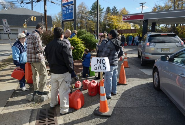 Haos u Americi: Redovi za gorivo, naftni gigant još paralisan VIDEO