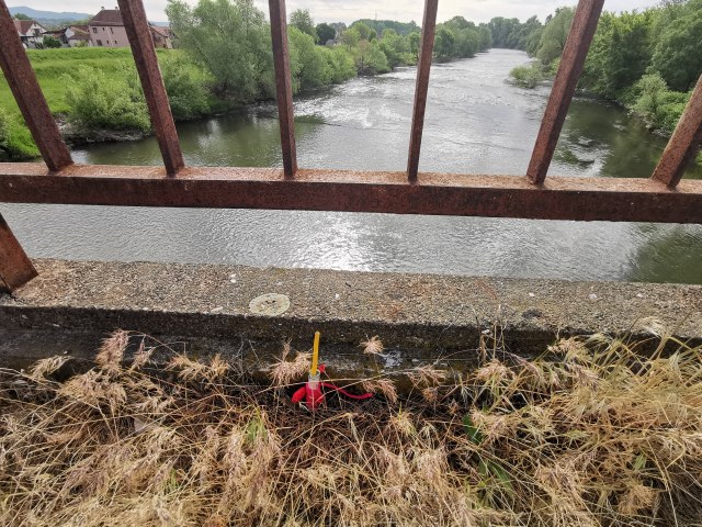Na mostu u Èaèku osvanula izgorela sveæa umotona u crven konac VIDEO/FOTO