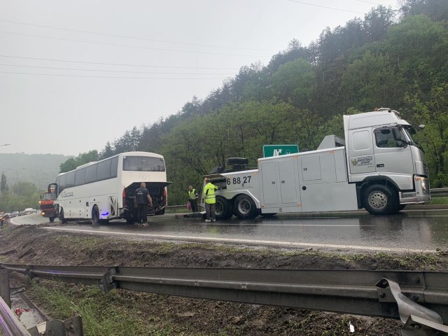 Prevrnuo se autobus kod Bubanj potoka; Šestoro povreðeno FOTO/VIDEO
