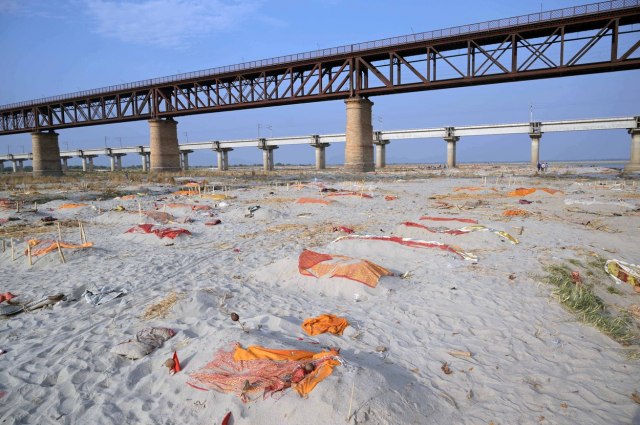 Sahrane su skupe pa leševe odlažu u reke i sahranjuju na obalama; "Ovde smo da pomognemo" FOTO