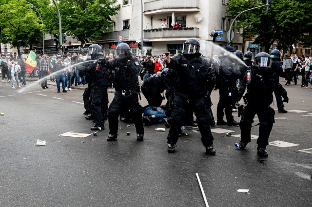 Bliskoistoèni sukob i na ulicama Evrope: Tukli policiju, letele kamenice i flaše... FOTO