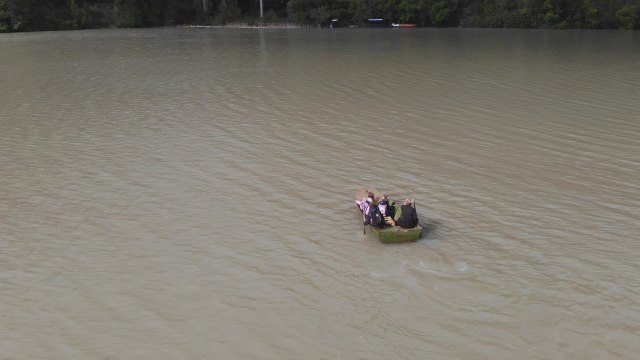 Prevozi decu preko nabujale reke Lim - put do škole težak i opasan VIDEO