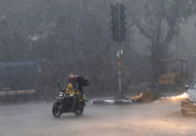 Ciklon pravi haos u Indiji, u brodolomu nestalo najmanje 127 ljudi