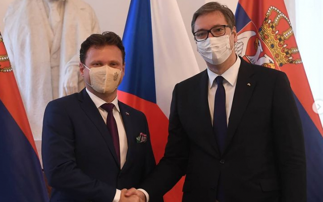 Vučić se upisao u Knjigu počasnih gostiju češkog Poslaničkog doma FOTO