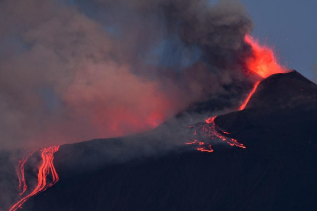 Vulkani proradili u istom danu: Kulja lava i pokrenuto klizište FOTO
