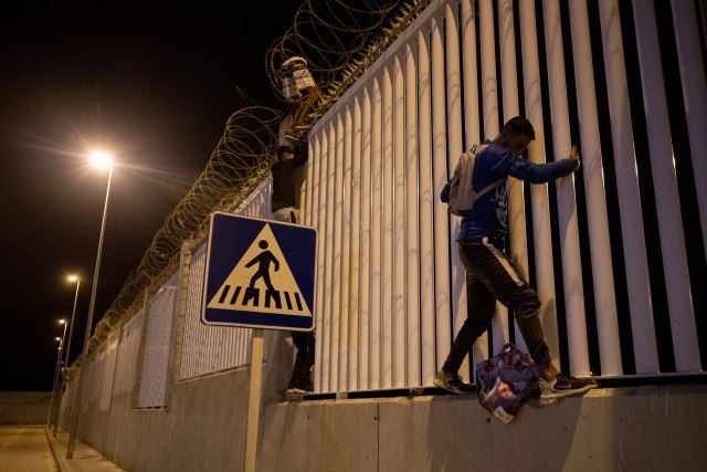 Sukob migranata i marokanske policije na granici sa Seutom