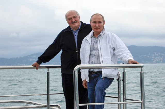 Putin i Lukašenko otišli zajedno na izlet brodom FOTO