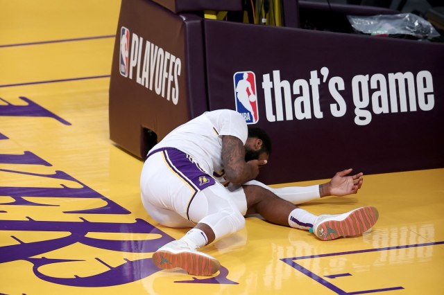 Dejvis se povredio, Finiks lako protiv Lejkersa – izjednaèenje