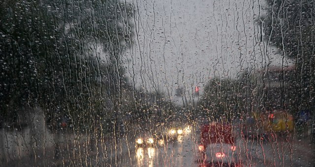 Haos u Vršcu: Grad, voda na ulicama; pljusak traje satima - saobraćaj otežan