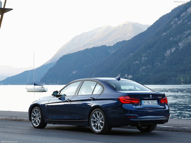 BMW ostao u rikvercu – vozaè zakljuèan spolja VIDEO