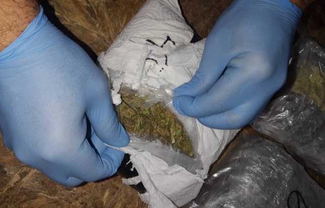 Krio 41 kilogram marihuane u kombiju VIDEO/FOTO