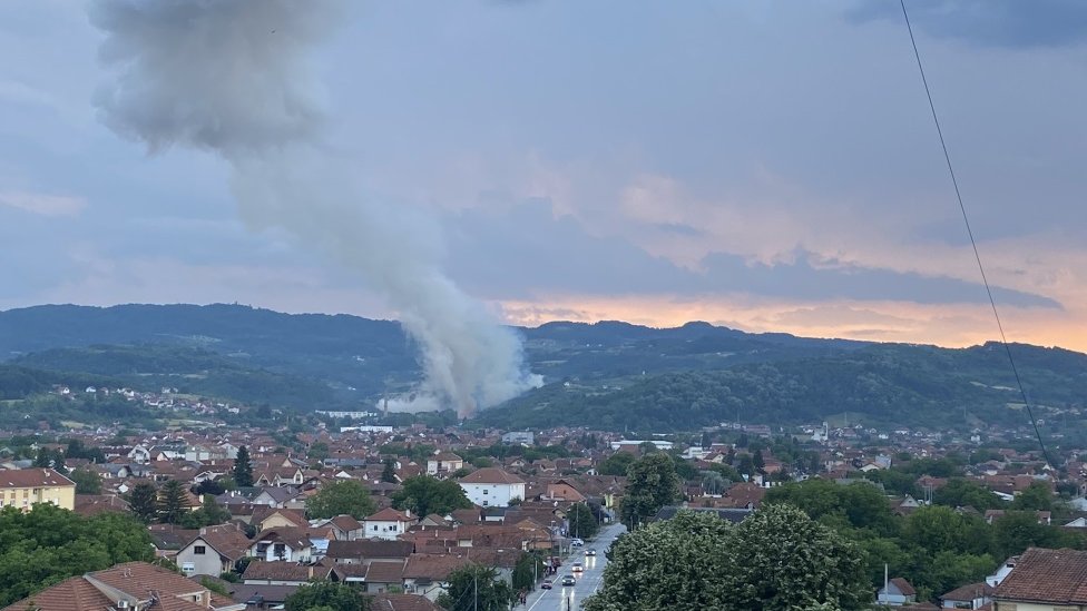 Nova eksplozija u fabrici Sloboda u Čačku: Troje povređenih radnika, požar pod kontrolom, evakuisano oko 350 ljudi