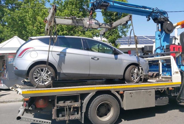 Kontrola javnog prevoza u Beogradu; Saobraæajni inspektori uklonili neregistovano vozilo