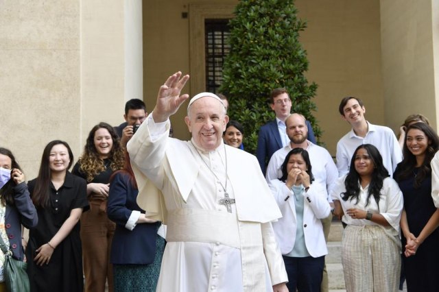 Papa Franja sa fudbalskim zvaničnicima uoči Evropskog prvenstva
