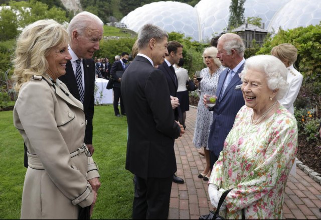Kraljica nasmejala lidere G7