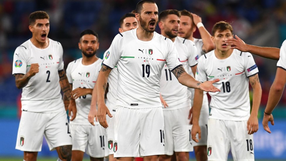 Euro 2020: Fudbal uzvratio udarac koroni, Italijani slomili otpor Turske, navijači oduševljeni na stadionu