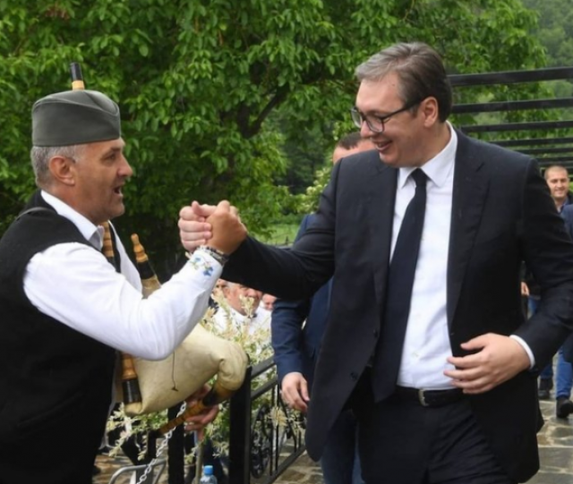 Srdačan pozdrav i narodna nošnja; Dobrodošlica za Vučića FOTO