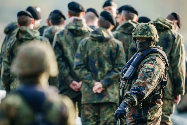Berlin vraæa 30 vojnika – rasizam