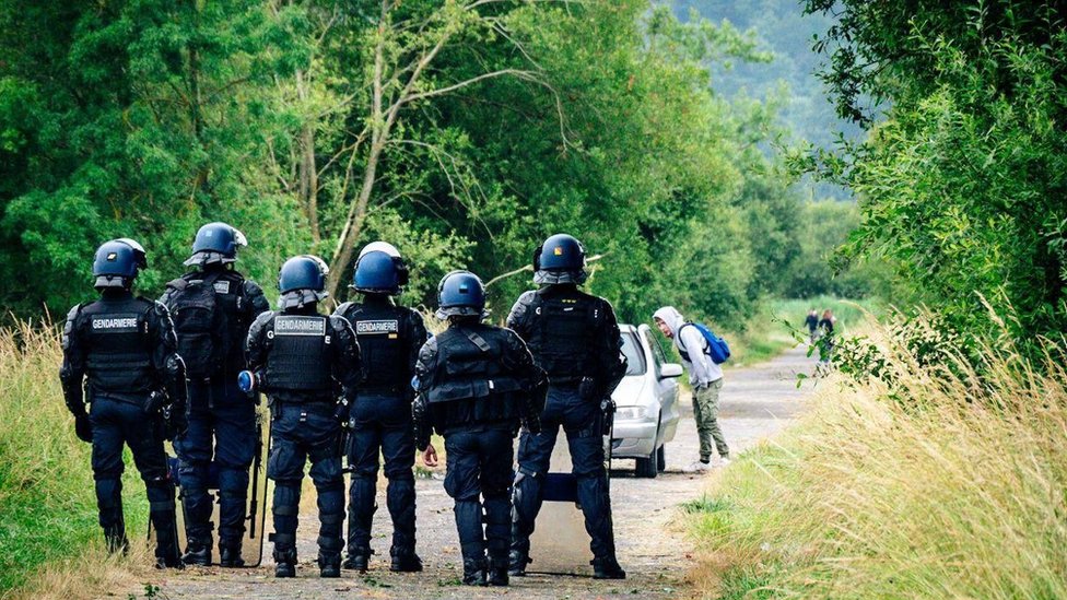 Francuska i nasilje: Policija razbila nedozvoljenu žurku, mladiæ ostao bez ruke u sukobu sa snagama reda