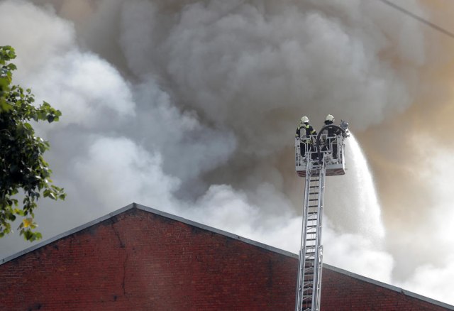 "Èuju se eksplozije"; Gori skladište pirotehnike u Moskvi, beli dim se širi po gradu FOTO/VIDEO