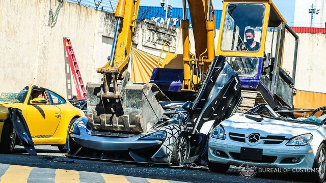 Bez milosti: Vlasti brutalno uništile automobile vredne milion evra VIDEO