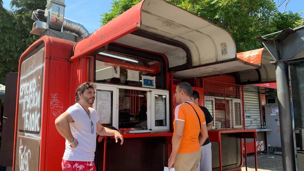 Jugoslavija, socijalizam, nostalgija: Hoæe li opstati èuveni crveni kiosk sa viršlama u Beogradu