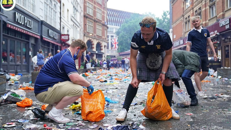 EURO 2020 i fudbal: Škotski navijači očistili centar Londona posle remija sa Engleskom i žurke