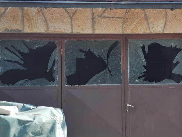 Dan nakon jake eksplozije u Čačku: Staklo na sve strane, zabranjen pristup vojnoj fabrici FOTO