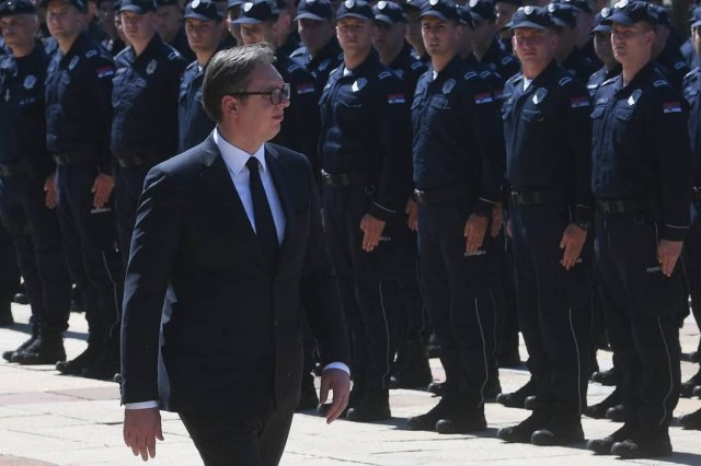 Vučić najavio povećanje plata za još jedan sektor; 