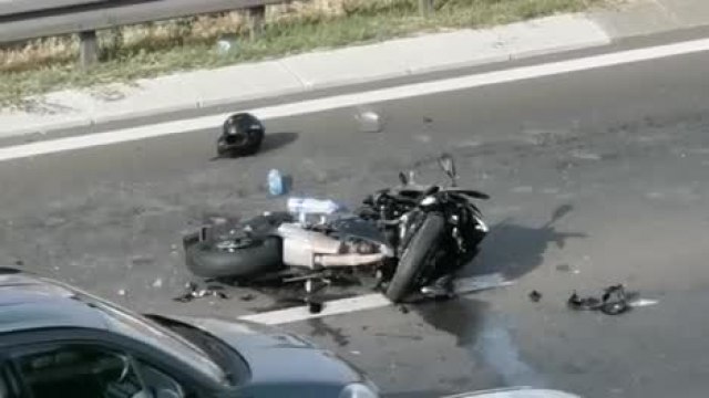 Teška saobraæajna nezgoda kod Arene - povreðen motociklista VIDEO