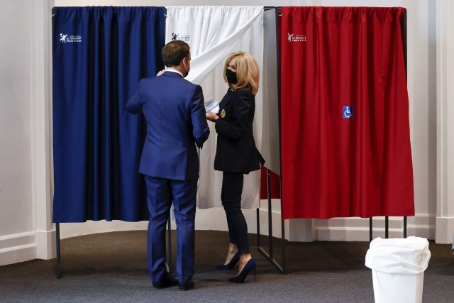 Last test: "Bye, Macron"