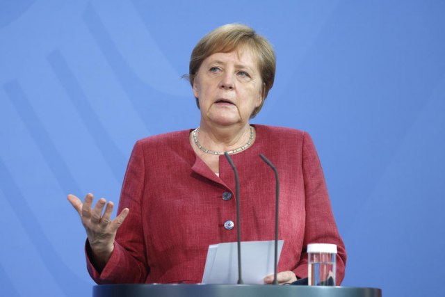 Angela Merkel primila drugu dozu vakcine, ali različite?; 