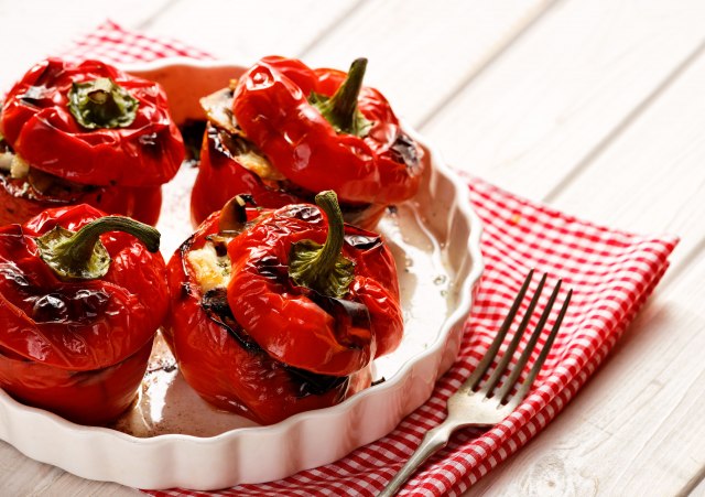 Letnje jelo: Peèene paprike punjene sirom