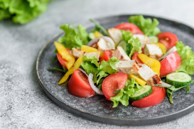 Idealne za vrućine: Obrok salate gotove za 10 minuta, sa piletinom ili slaninom