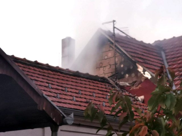 Požar u porodiènoj kuæi u Arilju: Vatra odnela krov i potkrovlje